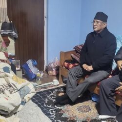 झलनाथपत्नीको स्वास्थ्य अवस्था बुझ्न घरमै पुगे प्रचण्ड-माधव