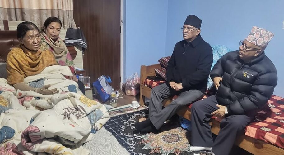 झलनाथपत्नीको स्वास्थ्य अवस्था बुझ्न घरमै पुगे प्रचण्ड-माधव