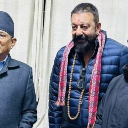 काठमाडौं आएका बलिउड अभिनेता संजयले भेटे प्रचण्ड