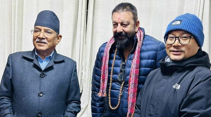 काठमाडौं आएका बलिउड अभिनेता संजयले भेटे प्रचण्ड