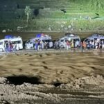 रोशी खोलामा फसेका ५ गाडी र यात्रुको उद्धार