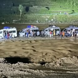 रोशी खोलामा फसेका ५ गाडी र यात्रुको उद्धार
