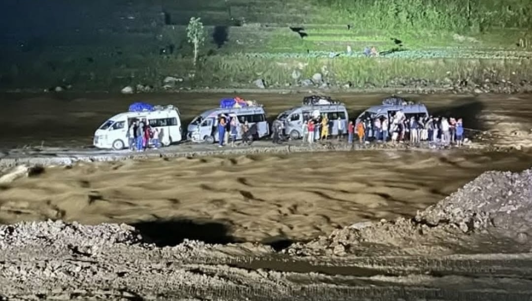 रोशी खोलामा फसेका ५ गाडी र यात्रुको उद्धार